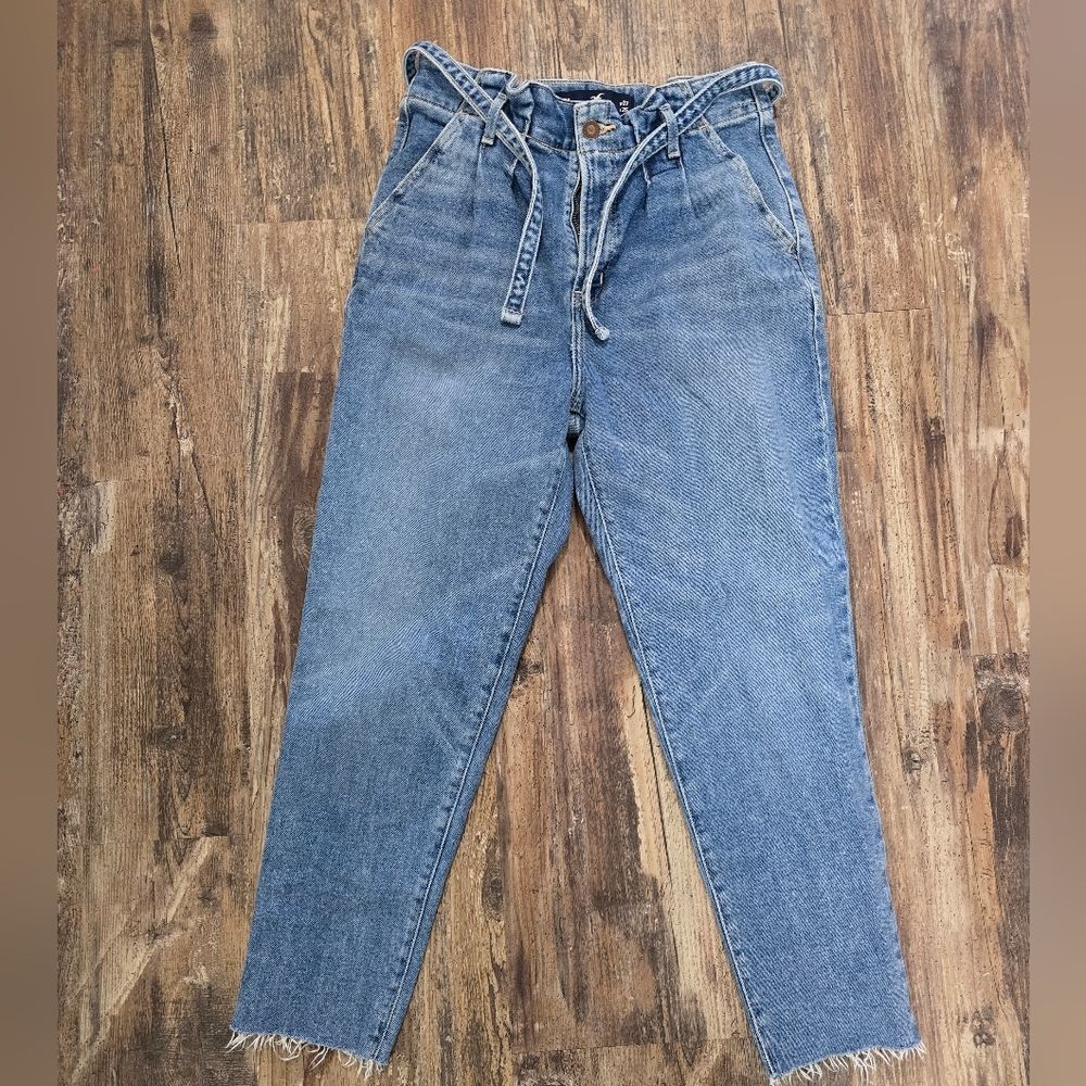 Hollister Ultra High Rise Mom Jeans Vintage Stretch Paper Bag Belt Raw Hem 27